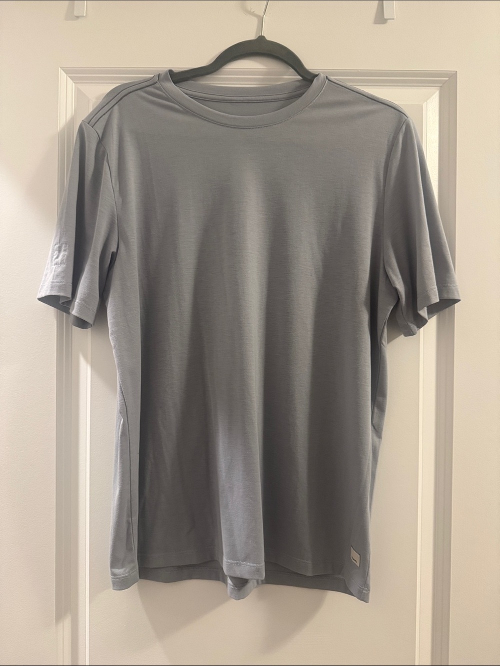 Vuori Men's Short Sleeve Crew Tee in Light Gray